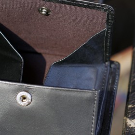 LEATHER CLAMSHELL WALLET